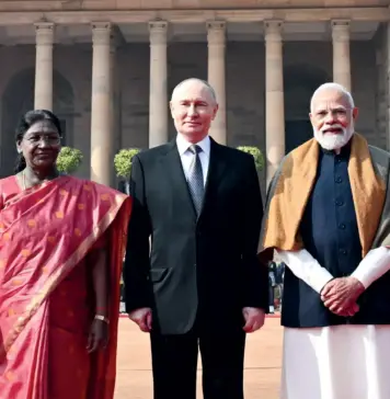 புதினுக்கு ராணுவ அணிவகுப்புடன் சிவப்புக் கம்பள வரவேற்பு